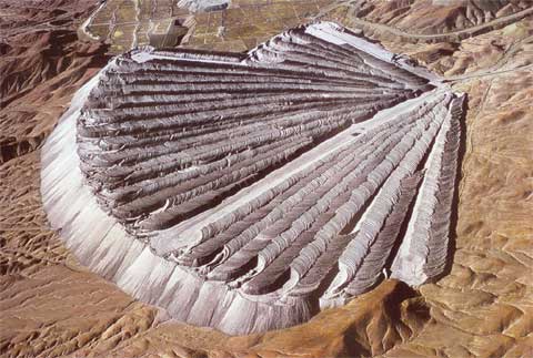 智利丘基卡马塔的铜矿场废料