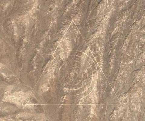 Google Earth上的神秘三角形