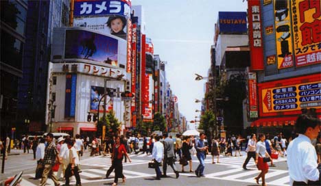 日本东京都新宿大街Shinjuku Odori Shopping Street